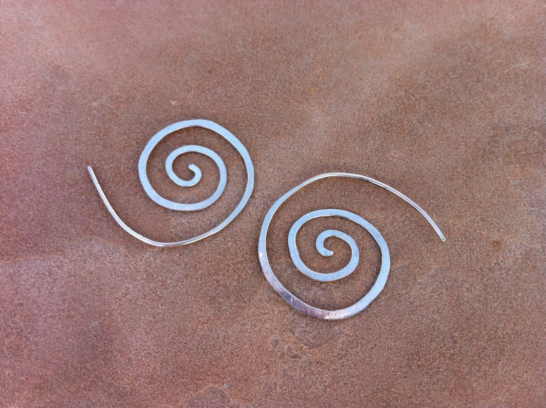 Small Silver Hammered Spiral Slip in Earrings imagem 1
