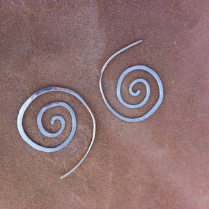 Petites boucles d'oreilles à enfiler spirale martelée en argent image 3