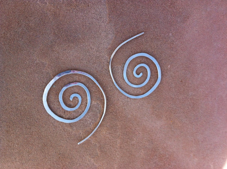 Petites boucles d'oreilles à enfiler spirale martelée en argent image 3