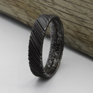 anello meteorite anello di fidanzamento maschile Anello di meteorite Gibeon anello damasco anello unico anello uomo anello per uomo anello nuziale nero spazio roccia