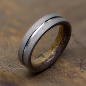 Whiskey Barrel heren Tennessee Whiskey Barrel Tennessee's Bourbonhouten ring bekleed met gemalen rode granaatsteen, gezandstraald titanium
