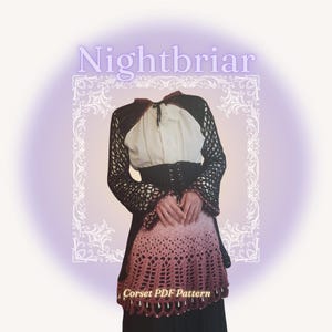 Pode incluir: Um bolero de crochê preto e branco com uma blusa branca e um espartilho preto. Uma saia de crochê rosa e marrom é visível. A imagem tem o texto "Nightbriar" e "Corset PDF Pattern".