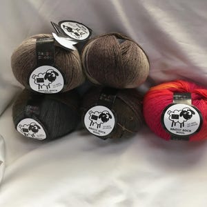 Hobbii、Happy Sheep、マジックソックスウール、50/30ウール、ナイロン4プライ：カラー#15、19
