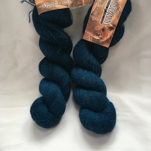 Puede incluir: Dos madejas de hilo Alpaca Lace de Cascade Yarns, color teal. Cada madeja tiene una etiqueta con una imagen de alpaca. El hilo est&aacute; bien enrollado, mostrando su textura y color. Ideal para tejer y hacer ganchillo.