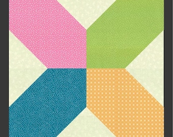 Puede incluir: Un bloque de edredón cuadrado con un diseño geométrico. El bloque presenta cuatro secciones de color: rosa, verde, turquesa y naranja, cada una con un patrón diferente. El fondo es de color crema claro. El bloque está enmarcado por un borde negro.