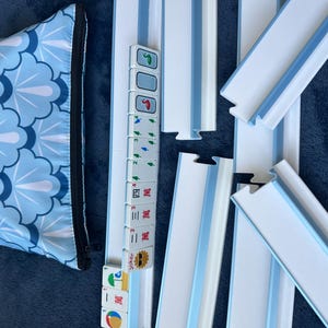 Bastidores de viaje para Mahjong: diseño liviano y desmontable, se adapta a fichas estándar. 20 pulgadas de largo cuando está ensamblado.