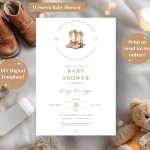 Op de afbeelding: Een uitnodiging voor een babyshower met een western thema. De uitnodiging toont een paar cowboylaarzen en de tekst "Some little bitty boots are scootin' into our lives." De uitnodiging bevat ook de datum, tijd en locatie van de douche. Een paar bruine babyschoenen en een teddybeer staan ook op de afbeelding.