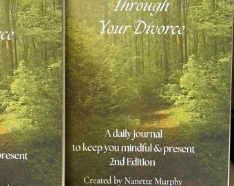 以下が含まれることがあります： 「Empowering Yourself Through Your Divorce」というタイトルの本。表紙は森の風景。テキストには「A daily journal to keep you mindful & present」と「2nd Edition」と書かれています。