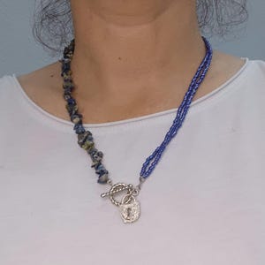 Asymmetrische blauwe kralenketting met lapis lazuli-chips en slothanger, gewaagde statement-sieraden, handgemaakt cadeau voor haar