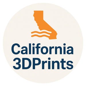 Puede incluir: Un círculo blanco con un contorno naranja del estado de California con líneas onduladas debajo. El texto "California 3DPrints" está en azul debajo del estado.