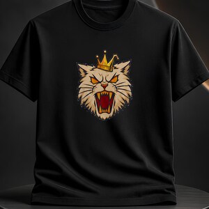 Peut inclure: Un t-shirt noir à manches courtes avec une impression graphique représentant une tête de chat en colère portant une couronne dorée. Le chat a des yeux orange, des dents pointues et un pelage brun clair centré sur la poitrine.