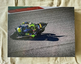 Valentino Rossi #46 Campione MotoGP a Cota, Austin, Texas, USA. Fotografia VR46 su stampa su tela 12”x9”.