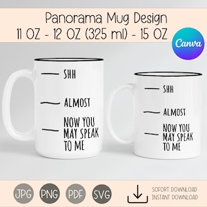 Könnte beinhalten: Zwei weiße Keramikbecher mit schwarzen Rändern und Henkeln. Jeder Becher trägt den Text "SHH", "ALMOST" und "NOW YOU MAY SPEAK TO ME" in Schwarz. Die Becher sind Teil eines Panorama-Becher-Designs.