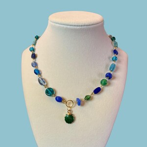Collar de cuentas azul océano: cuentas de vidrio hechas a mano, dije de concha marina
