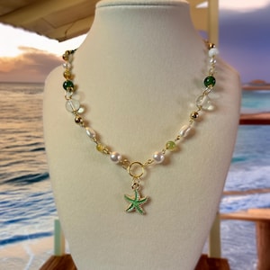 Grüner Seestern Anhänger: Perlen Küsten Schmuck mit Gold Akzenten