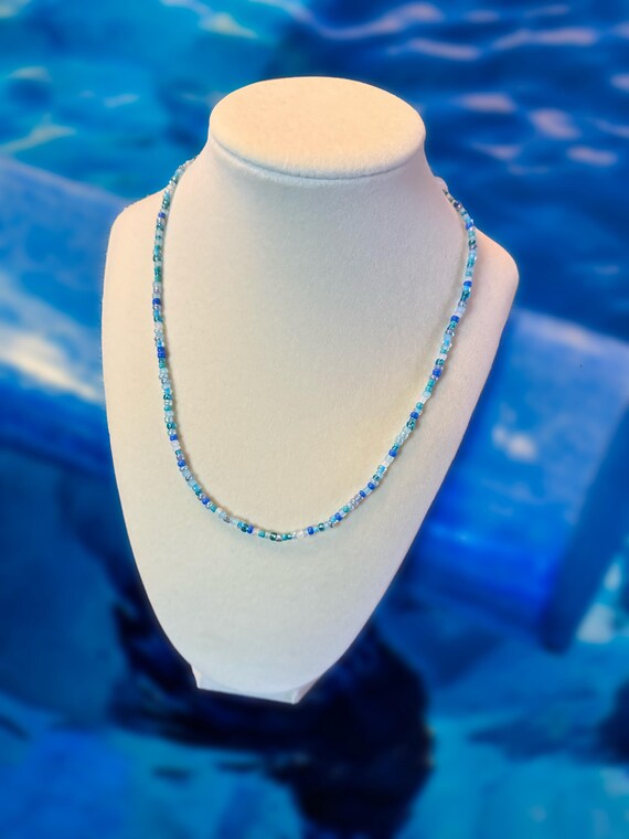 Collier Long En Perles De Rocaille Blanches Et Bleues - Collection Antica, 35,5 Pouces