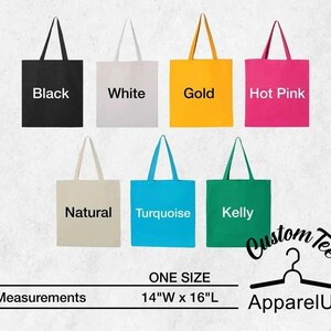 Pode incluir: Uma cole&ccedil;&atilde;o de sacolas em v&aacute;rias cores: preto, branco, dourado, rosa choque, natural, turquesa e verde Kelly. Cada sacola tem uma al&ccedil;a combinando e o texto "Black", "White", "Gold", "Hot Pink", "Natural", "Turquoise" e "Kelly". As sacolas medem 35.5cm de largura por 40.6cm de comprimento.