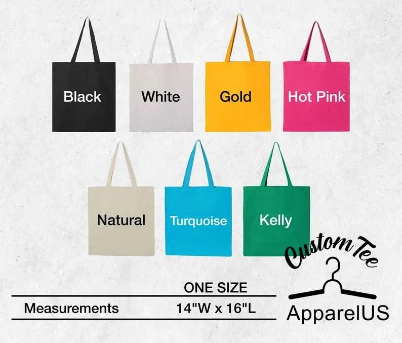 Pode incluir: Uma cole&ccedil;&atilde;o de sacolas em v&aacute;rias cores: preto, branco, dourado, rosa choque, natural, turquesa e verde Kelly. Cada sacola tem uma al&ccedil;a combinando e o texto "Black", "White", "Gold", "Hot Pink", "Natural", "Turquoise" e "Kelly". As sacolas medem 35.5cm de largura por 40.6cm de comprimento.