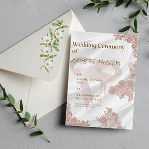 Bearbeitbare cremefarbene Blumenhochzeitseinladung mit Standort, zweiseitige Canva-Vorlage druckbarer digitaler Download von 5 x 7 für elegante Hochzeit