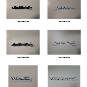 Può includere: Una collezione di adesivi bianchi con testo nero. Gli adesivi presentano frasi come "Io sono il figlio del diavolo", "Io sono la figlia del diavolo" e "Il diavolo mi ha preso". Ogni adesivo ha un design unico e un codice prodotto.