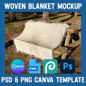 Op de afbeelding: Een mockup van een geweven deken die over een houten picknicktafel is gelegd. De deken is licht beige van kleur met een franje rand. De afbeelding bevat de tekst "Canva, PNG, Ps, PSD & PNG CANVA TEMPLATE".