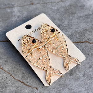 Transparent Fish Pendant – Handmade Summer Jewelry – Ocean Charm Necklace – Minimalist Sea Life Gift – Boho Beach Accessory