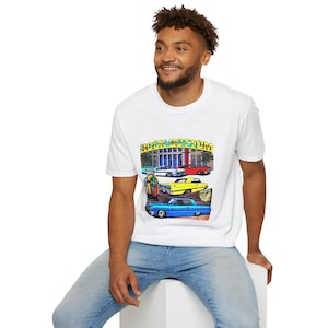 Könnte beinhalten: Weißes T-Shirt mit einem grafischen Druck einer Vintage-Autoszene und dem Text "Rock Bottom".