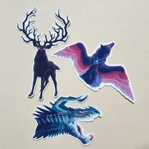 Fantasy Sticker Pack: geflügelter Wolf in blau und rosa, schwarzes Reh mit goldenen Augen und großem Geweih, brüllende Aufkleber grüne Drachen Geschenke
