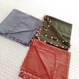 Ręcznie robiony szalik z koronki kwiatowej z igłą - prezent dla niej