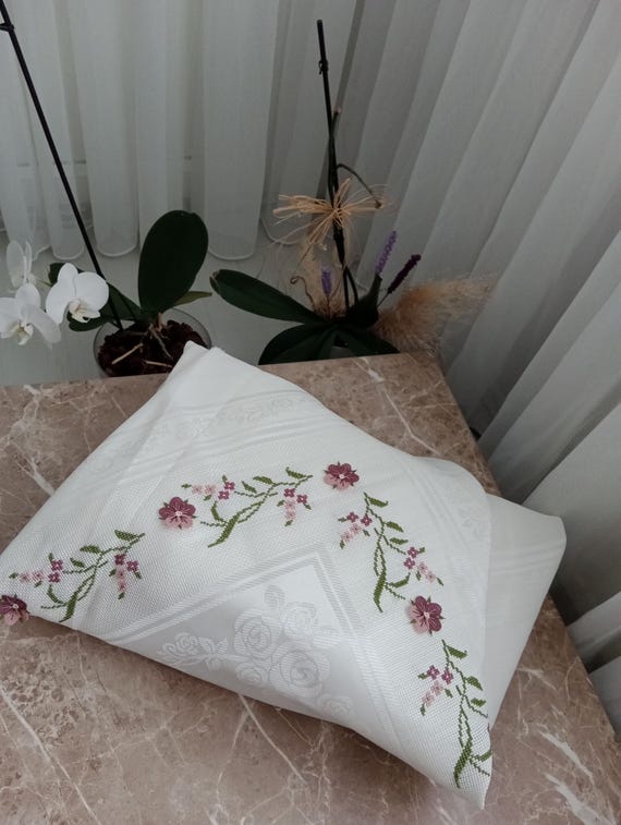 クリーム色の刺繍入り祈祷用ラグと花柄の束のセット 5点セット 手作り 