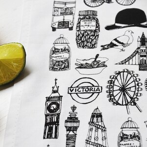 Może przedstawiać: Czarno-biała ilustracja londyńskich zabytk&oacute;w, w tym Big Ben, London Eye, Tower Bridge, piętrowy autobus i korona. Ilustracja jest na białym tle.