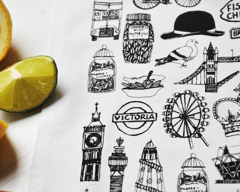 Może przedstawiać: Czarno-biała ilustracja londyńskich zabytk&oacute;w, w tym Big Ben, London Eye, Tower Bridge, piętrowy autobus i korona. Ilustracja jest na białym tle.