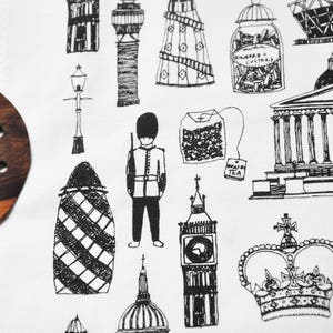 Może przedstawiać: Czarno-biała ilustracja londyńskich zabytk&oacute;w, w tym Big Ben, London Eye, korona, czerwona budka telefoniczna, piętrowy autobus i strażnik w czerwonym mundurze.