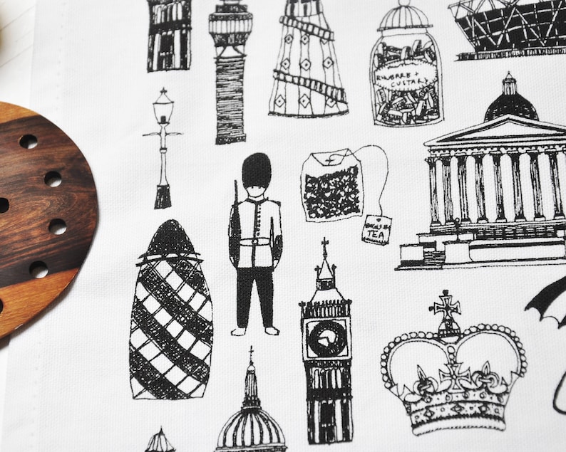 Może przedstawiać: Czarno-biała ilustracja londyńskich zabytk&oacute;w, w tym Big Ben, London Eye, korona, czerwona budka telefoniczna, piętrowy autobus i strażnik w czerwonym mundurze.