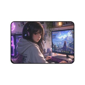 Puede incluir: Alfombrilla de ratón rectangular para juegos con una ilustración de estilo anime de una persona con auriculares y sudadera con capucha, sentada frente a una computadora. La pantalla de la computadora muestra una escena de juego de fantasía.