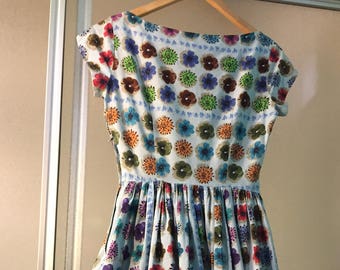 1950s Vintage Women's Cotton Lady Alice California Day Dress Novelty Print Floral Boat Neck 36 Bust 26 Waist Full Skirt