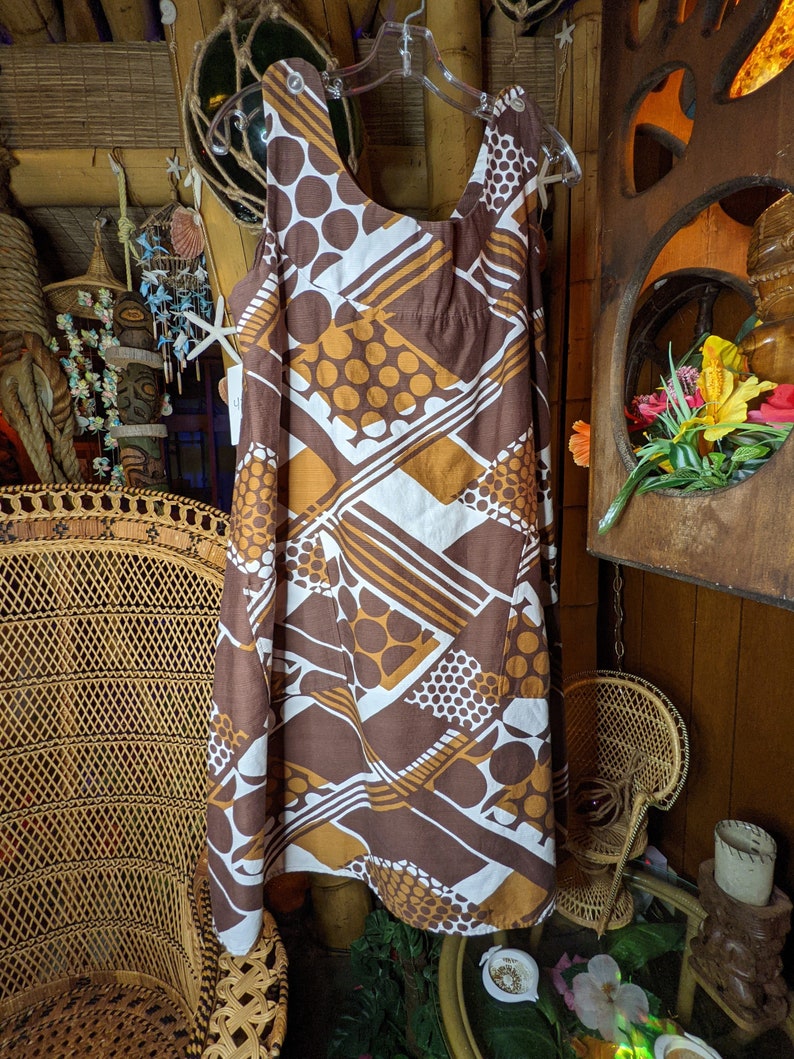 Vintage Womans Hawaiian 1960s Day Dress Tiki Barkcloth Pockets Sleeveless 60s Large Aloha 1970s