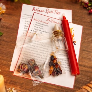 Pode incluir: Uma vela vermelha, uma pequena garrafa de vidro e um pacote de pétalas de rosa e cristais são exibidos em uma superfície de madeira. A imagem inclui um cartão impresso intitulado "Beltane Spell Tips" com uma lista de ingredientes.