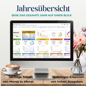 May include: A computer monitor displays a spreadsheet with charts and graphs, with the text "Jahres&uuml;bersicht" and "SEHE DAS GESAMTE JAHR AUF EINEN BLICK". A cup of coffee and a vase of flowers are on a wooden table. The text "Verfolge Trends von Monat zu Monat" and "Sofortiges Erkennen von hohen Ausgaben" are also visible.