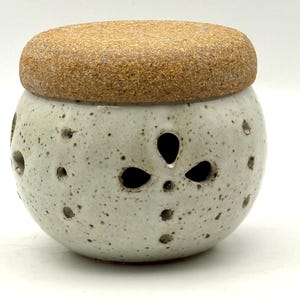 Hand Thrown Garlic Keeper – Artisan Ceramic Stoneware Crock with Built-In Garlic & Ginger Grater Lid