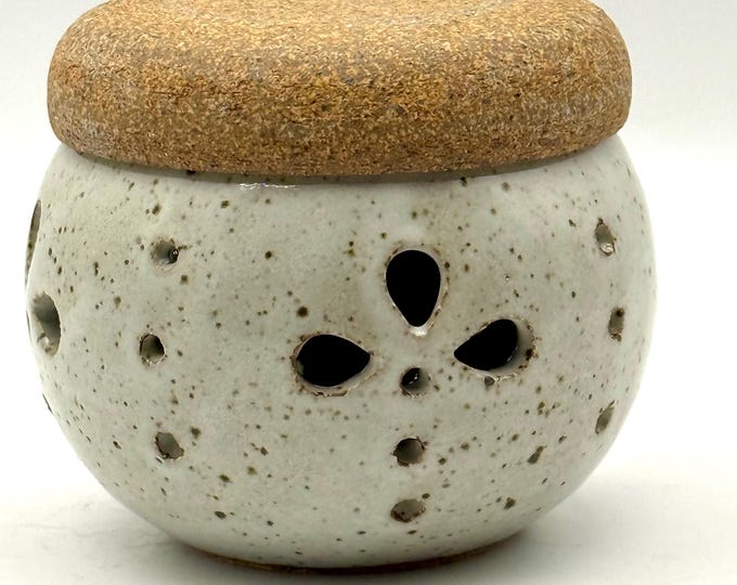 Hand Thrown Garlic Keeper – Artisan Ceramic Stoneware Crock with Built-In Garlic & Ginger Grater Lid