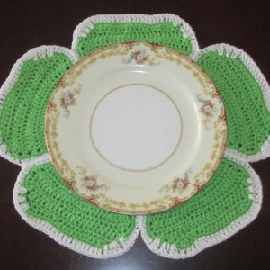 Vintage PDF Pattern for Large Flower Placemat/Doily, Vintage Pattern, Crochet Doily, Crochet Placemat, Grandmillennial, Granny Chic
