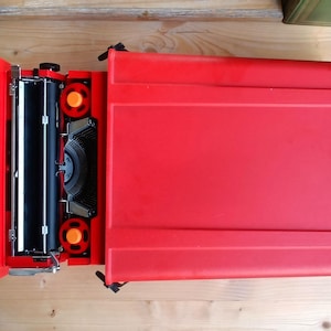 Typewriter Valentine Olivetti – Fully Working+ Ribbon + Original Case + accessory