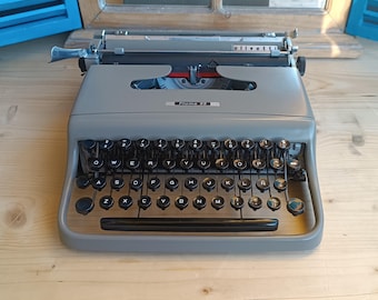 Olivetti Pluma, Lettera 22 Typewriter (QWERTY) – Works Perfectly, Vintage Charm
