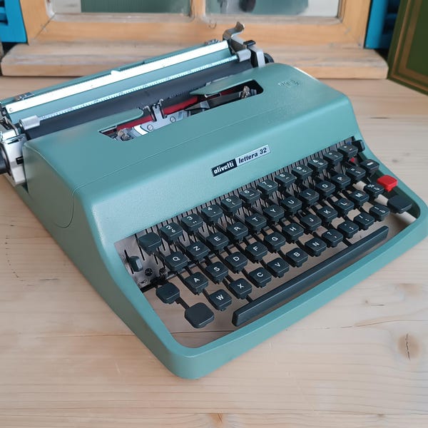 Olivetti Lettera 32 Typewriter .QZERTY .Original color, In perfect condition.