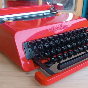 Valentine Olivetti Schreibmaschine – QWERTZ – Voll funktionsfähig + Farbband + Originalkoffer + Zubehör