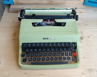 Máquina de escribir Olivetti Lettera 32 en perfecto estado. Marca QZERTY. Incluye manual original de Olivetti.