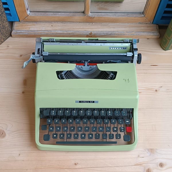 Olivetti Lettera 32 Typewriter .First model .QZERTY .Original color , In perfect condition.