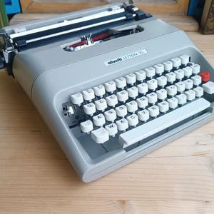 Olivetti Lettera 35 Typewriter + original bag .QZERTY .Original color , In perfect condition