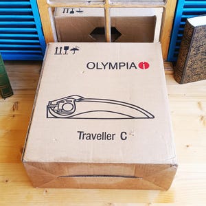 Nowa maszyna do pisania Olympia Traveler C – nigdy nieużywana – QWERTZ – w pełni sprawna – w zestawie oryginalne etui